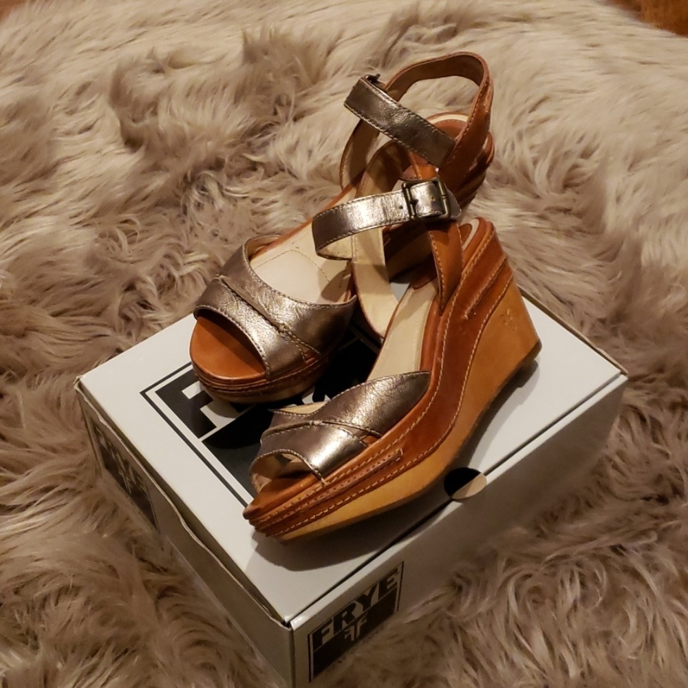 FRYE Carlie Seam Sandals